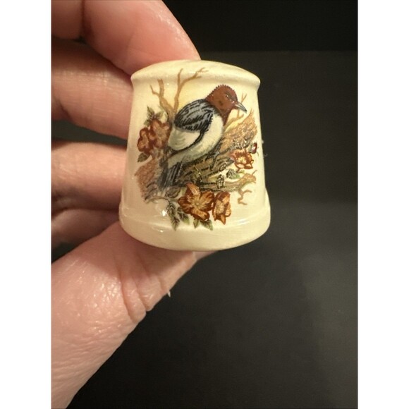 Vintage Porcelain Souvenir Thimble From Williamsburg, Virginia; Bird - Picture 2 of 5